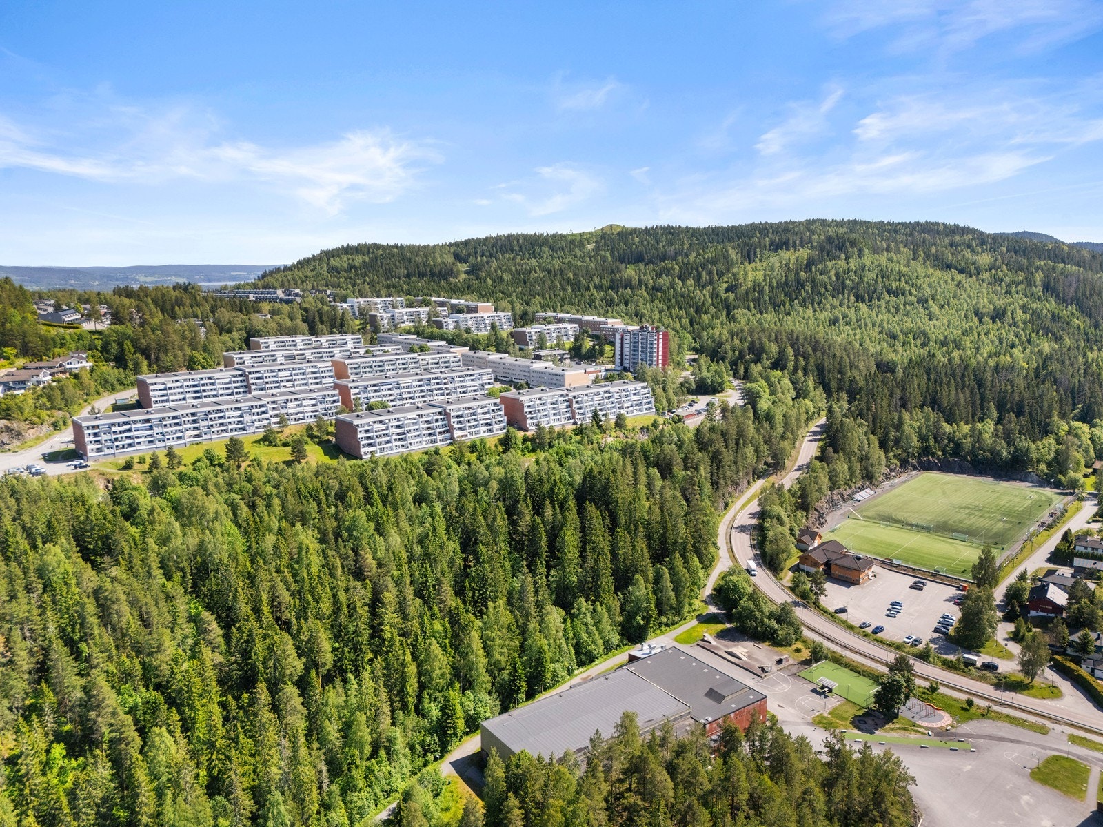 Blystadlia gode skole- og barnehagetilbud i nærheten. Du har Blystadlia skole (1.-7. trinn), Sandbekken ungdomsskole, og flere barnehager i nærheten. I tillegg ligger Kiwi og bussholdeplass kun en kort fottur unna. Galleribilde