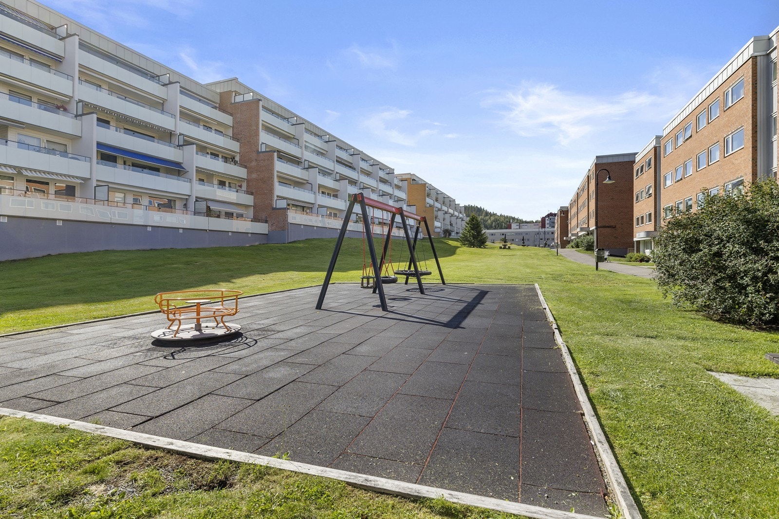 Nabolaget er godt tilrettelagt for de minste med flere lekeområder med lekeapparater. Galleribilde