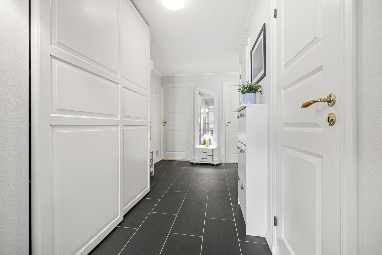 Romslig entré med skyvedørsgarderobe for å gjemme bort uteplagg og skotøy. Galleribilde