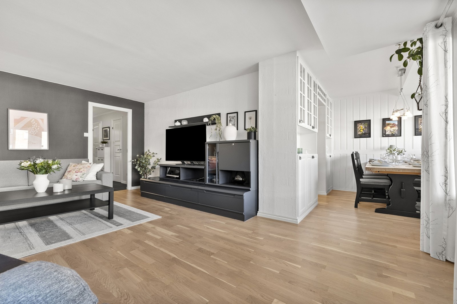 Stuen har tilgang til egen liten sone som i dag er innredet som spisestue. Galleribilde