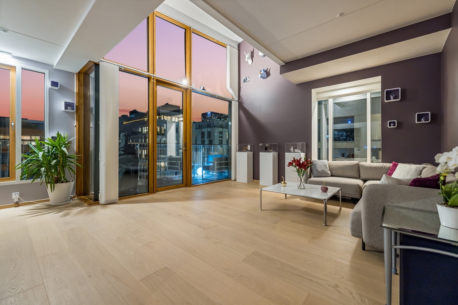 Strøken leilighet med store vinduer og god plass Galleribilde