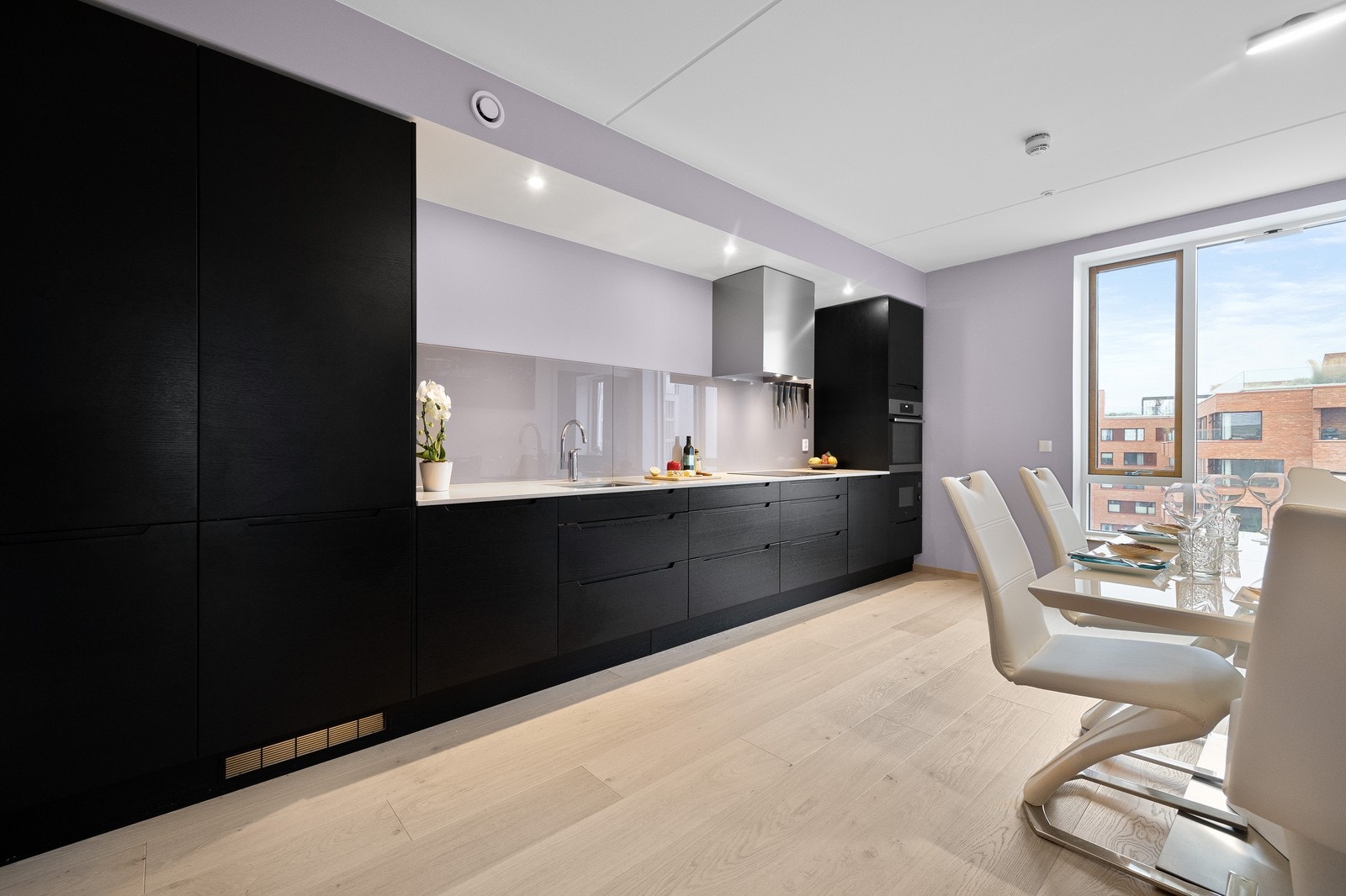 Stort kjøkken med alle hvitevarer og plass til blant annet spiseavdeling Galleribilde