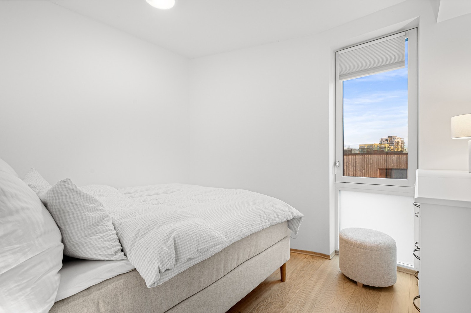 Soverommet har god plass til en stor seng og garderobeløsning. Galleribilde