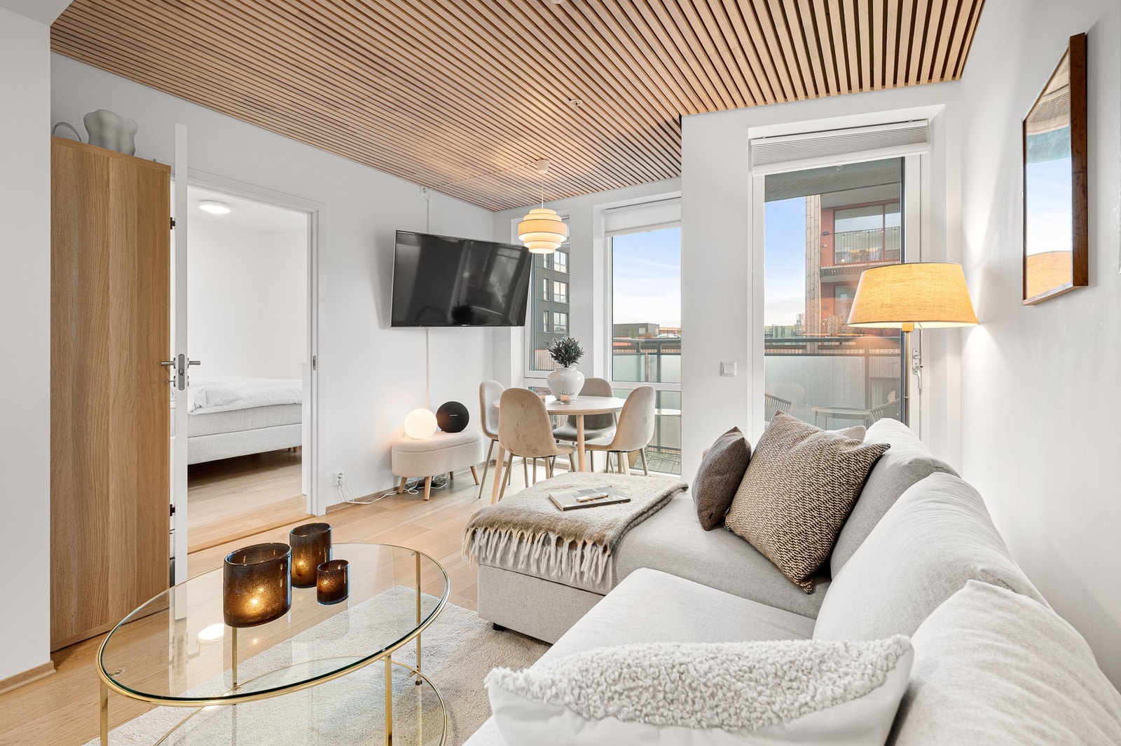 Lys og romslig stue med vinduer som slipper inn rikelig med naturlig lys. Galleribilde