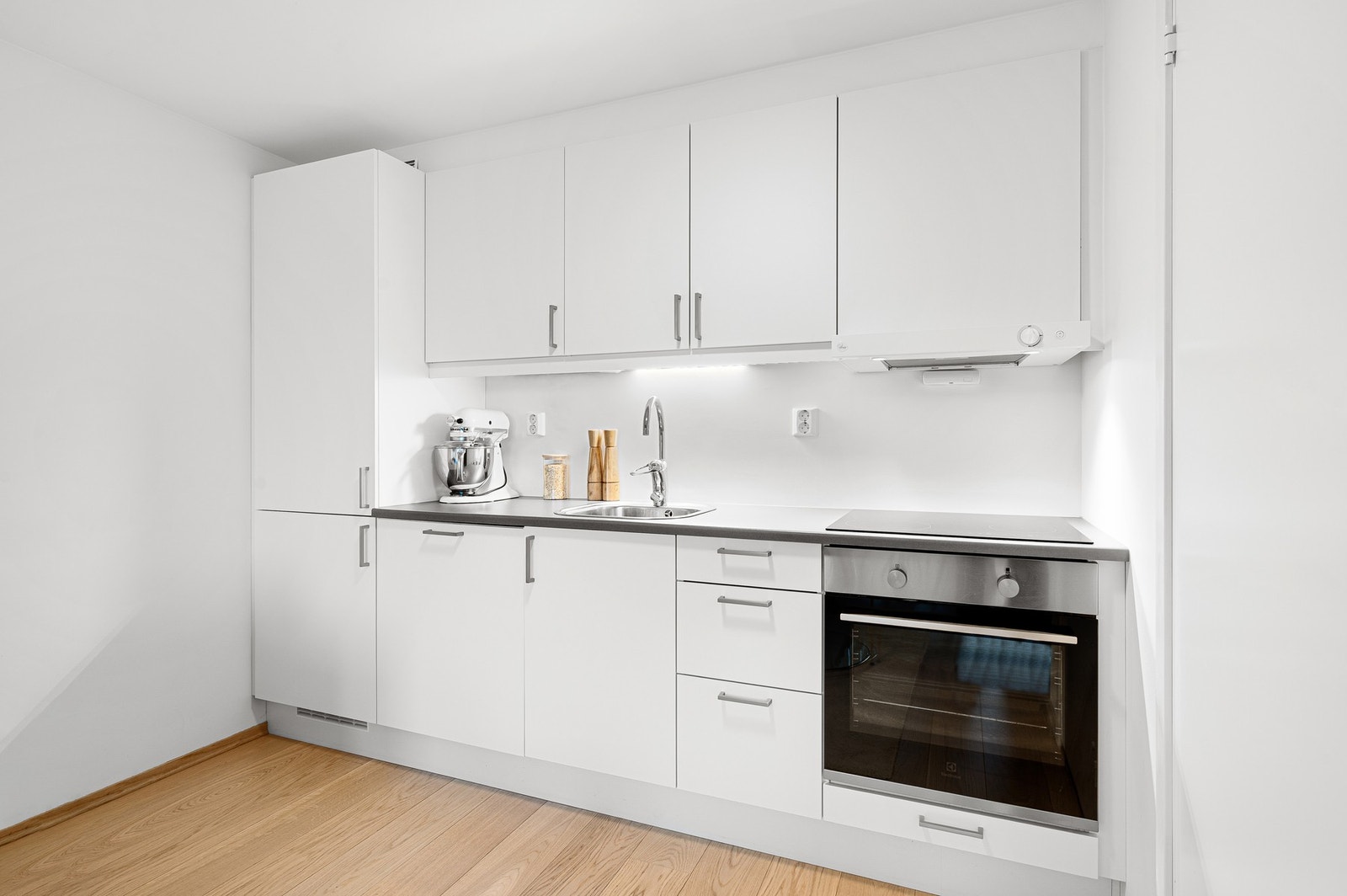 Kjøkkenet fra 2021 byr blant annet på integrert platetopp, stekeovn, oppvaskmaskin og kjøl/fryseskap. Galleribilde