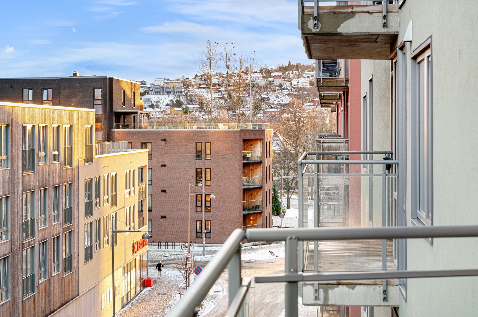 Leiligheten ligger sentralt med nærhet til flere dagligvarebutikker. Galleribilde