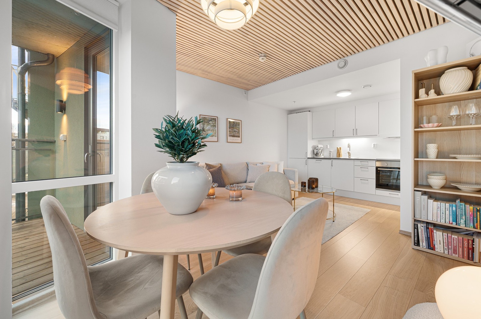 Flott stue med god plass til flere sosiale soner. Galleribilde