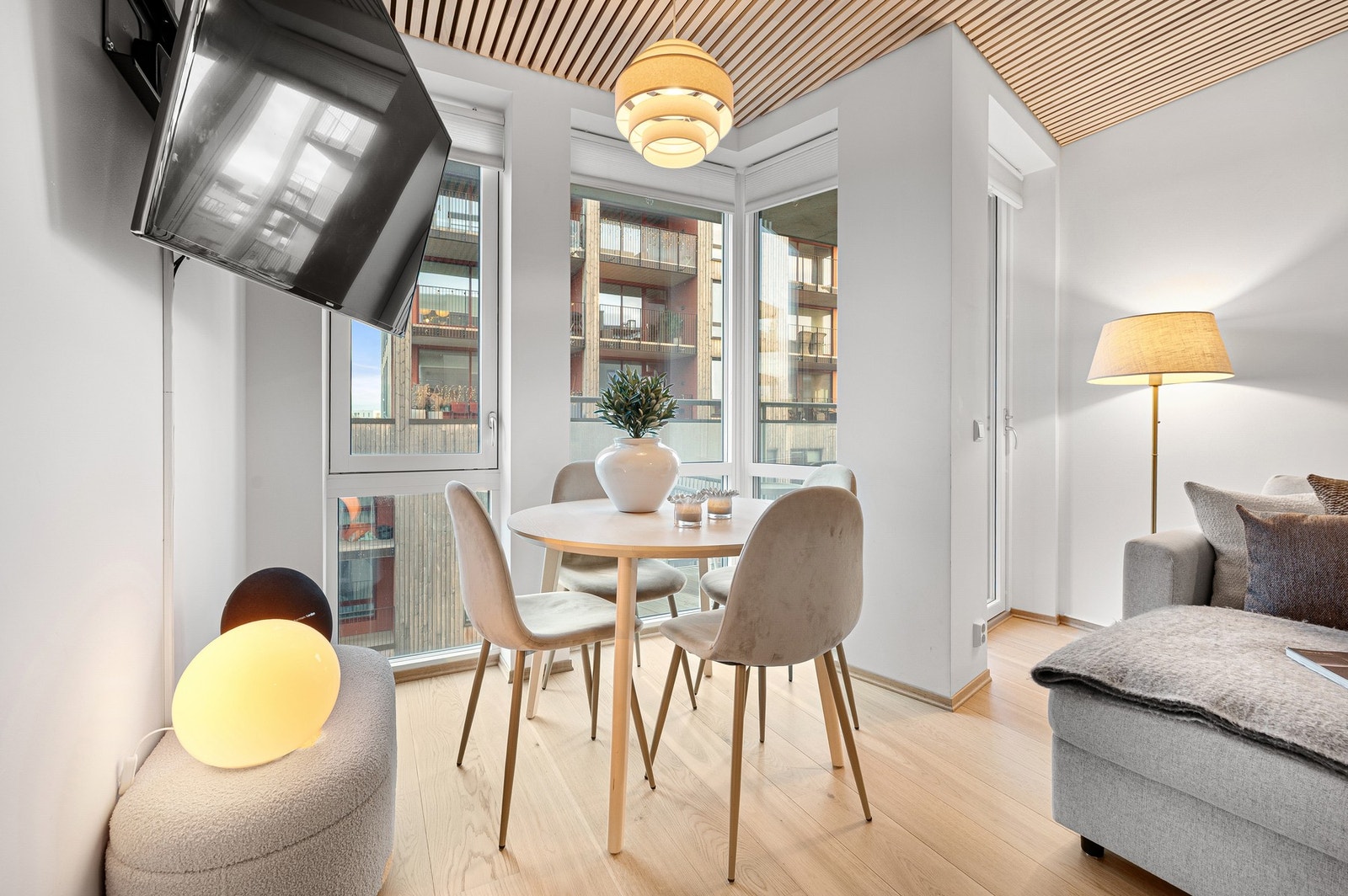 Lys og innbydende spiseplass som ligger naturlig til ved vinduskroken. Galleribilde