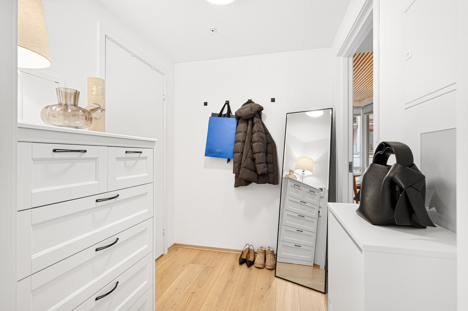 Leiligheten har en stor entre med gode muligheter for oppbevaring. Galleribilde