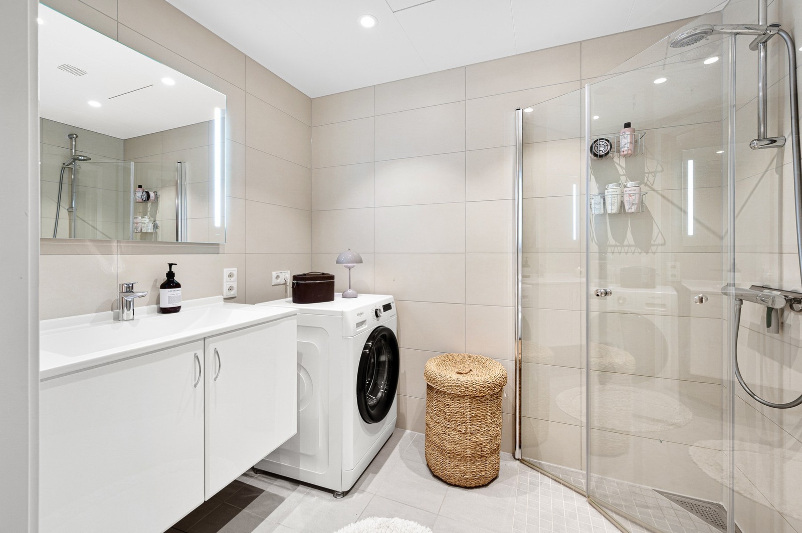 Stort baderom fra 2021 med opplegg for vaskemaskin. Galleribilde