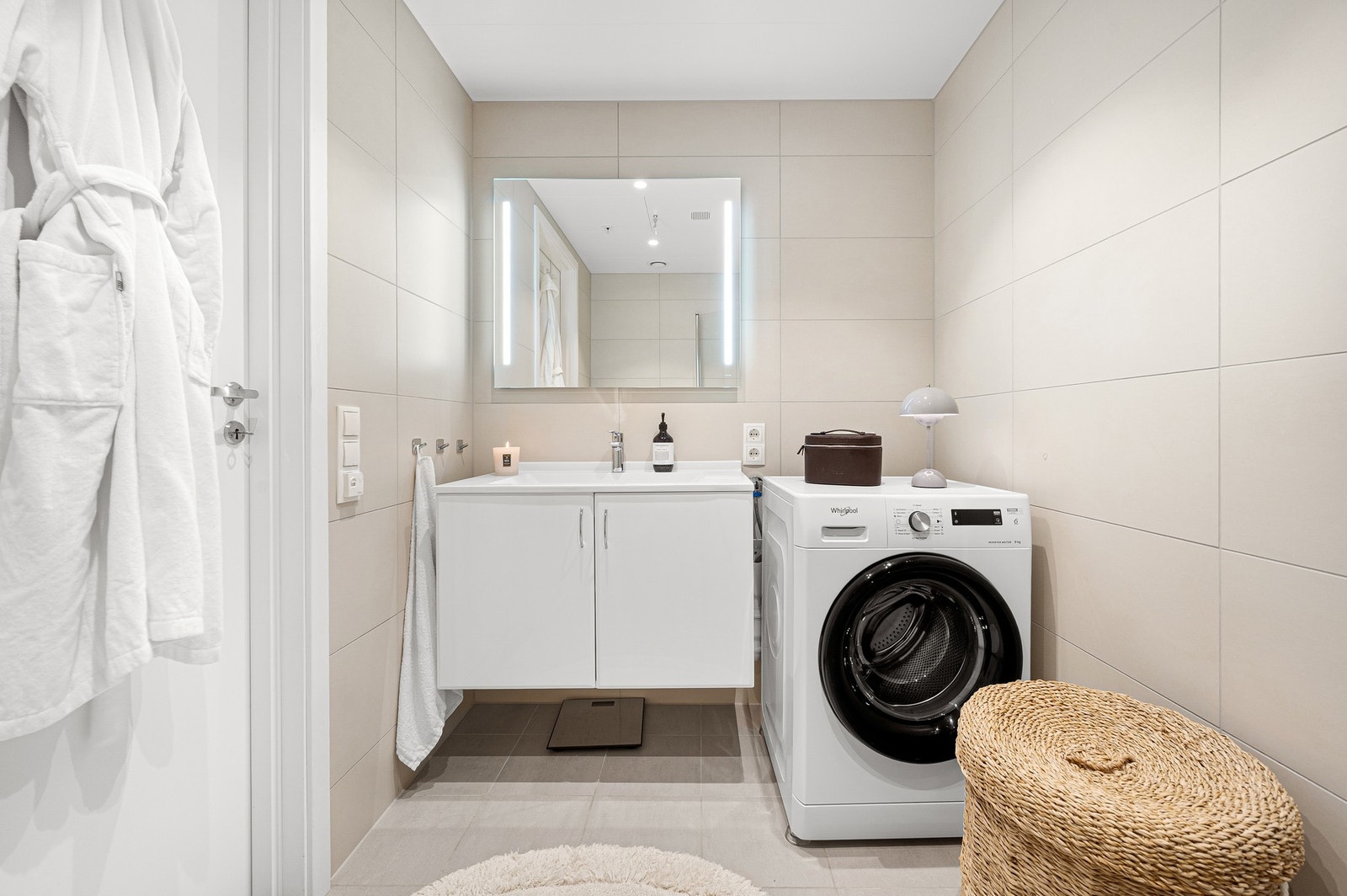 Leiligheten har et stilrent baderom med flislagt gulv og elektriske varmekabler. Galleribilde