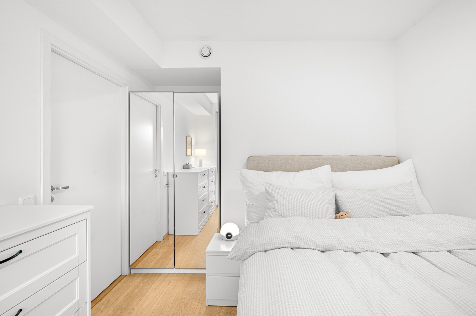 Lyst soverom på 8,5 kvadratmeter. Galleribilde