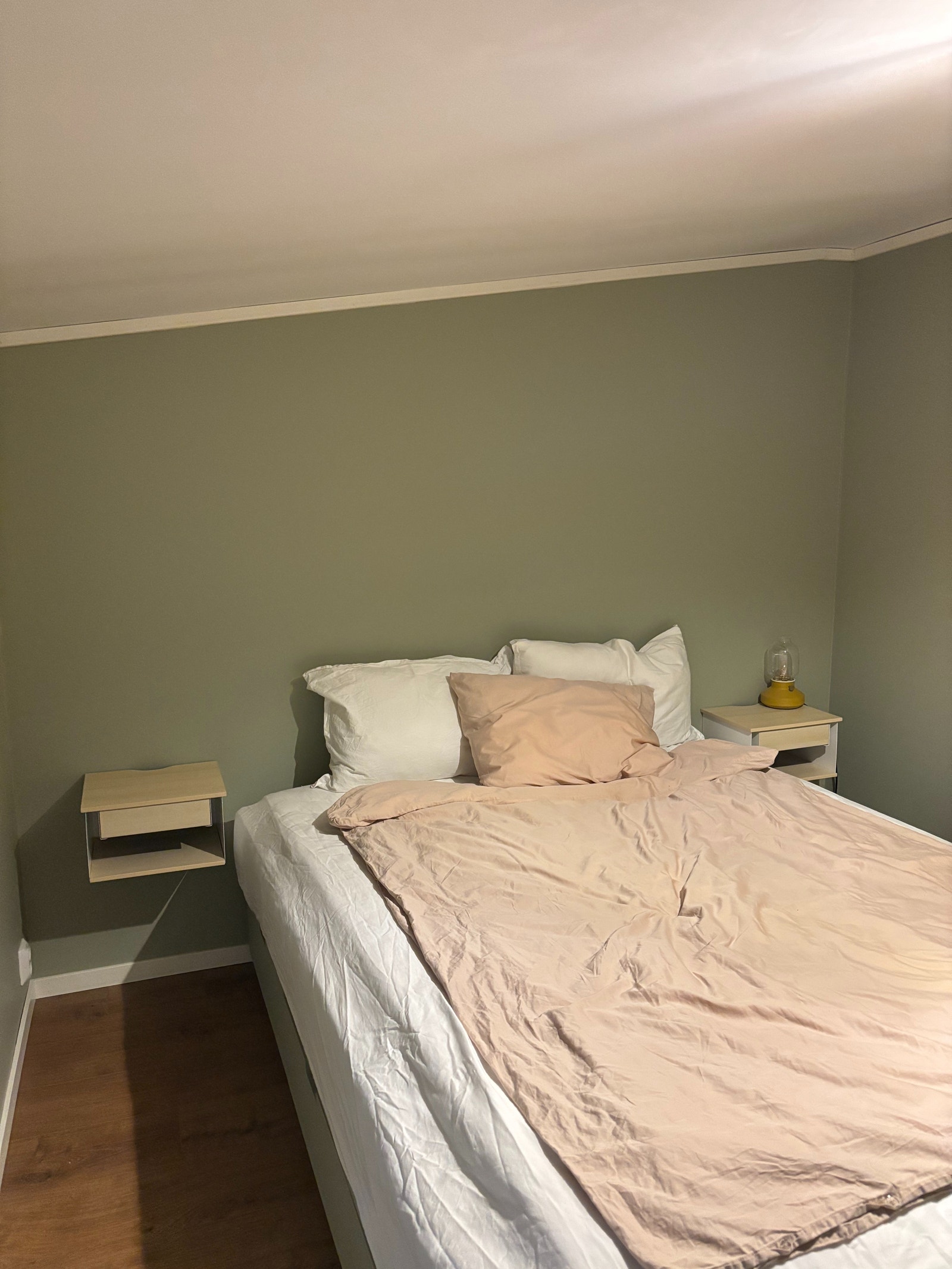 Vegghengt nattbord inkludert Galleribilde