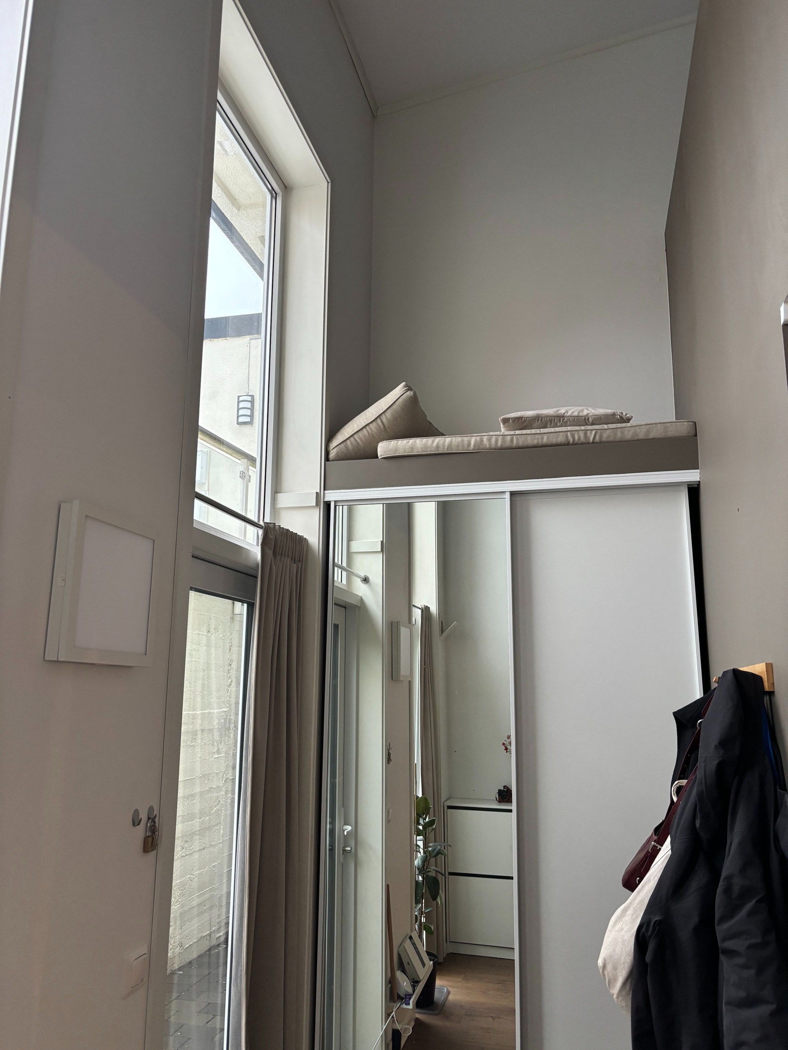 Skyvedørsgarderobe med god plass til oppbevaring Galleribilde