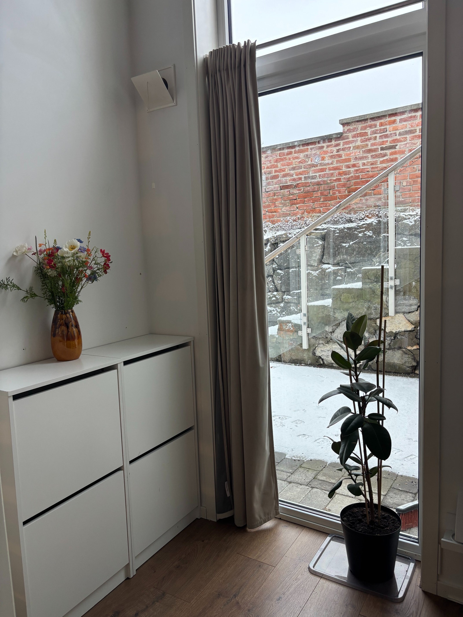 Skoskap og gardiner inkludert Galleribilde