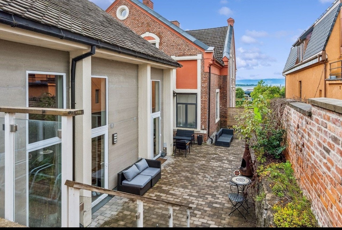 Skjermet inngangsparti til leilighet Galleribilde