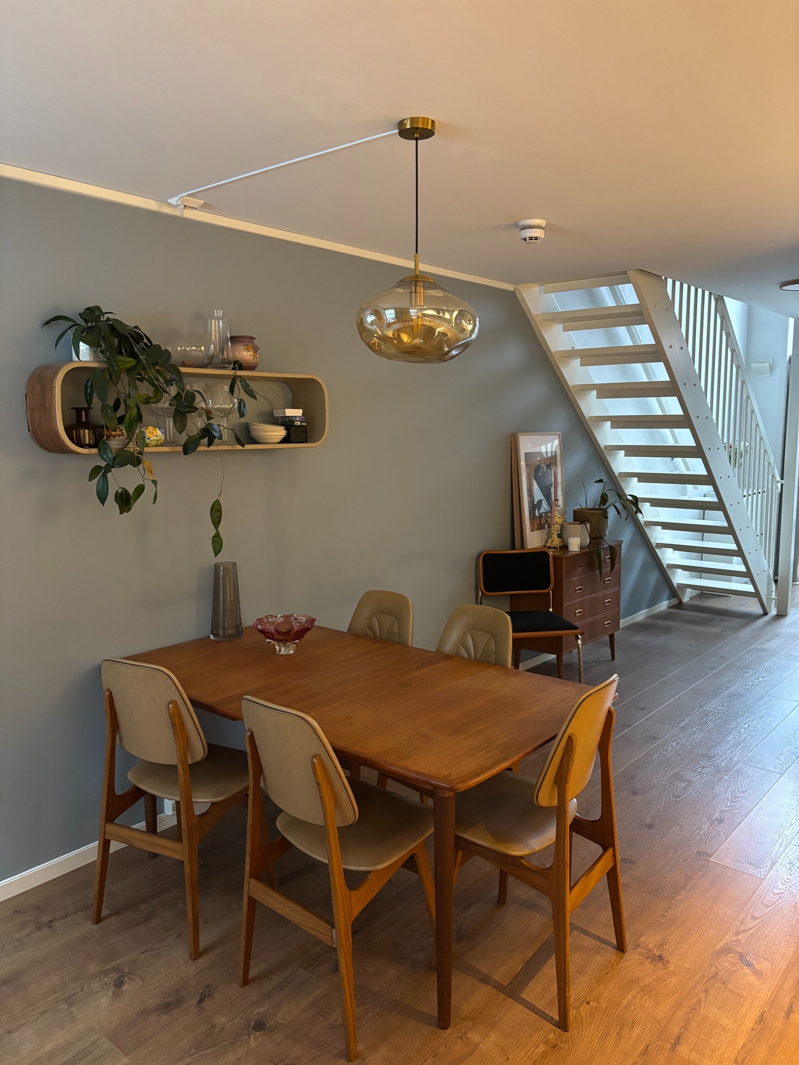 Kommode under trapp inkludert Galleribilde