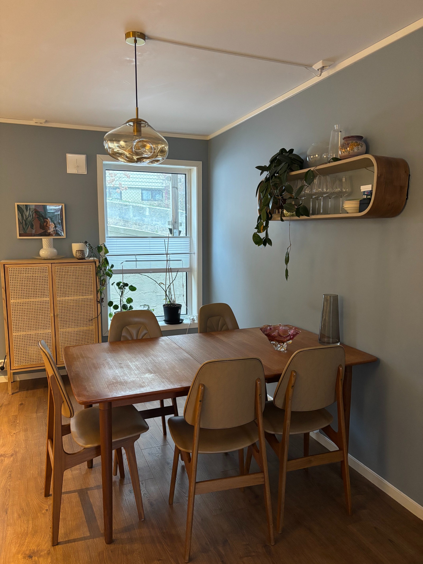 Vegghengt hylle og taklampe er inkludert Galleribilde