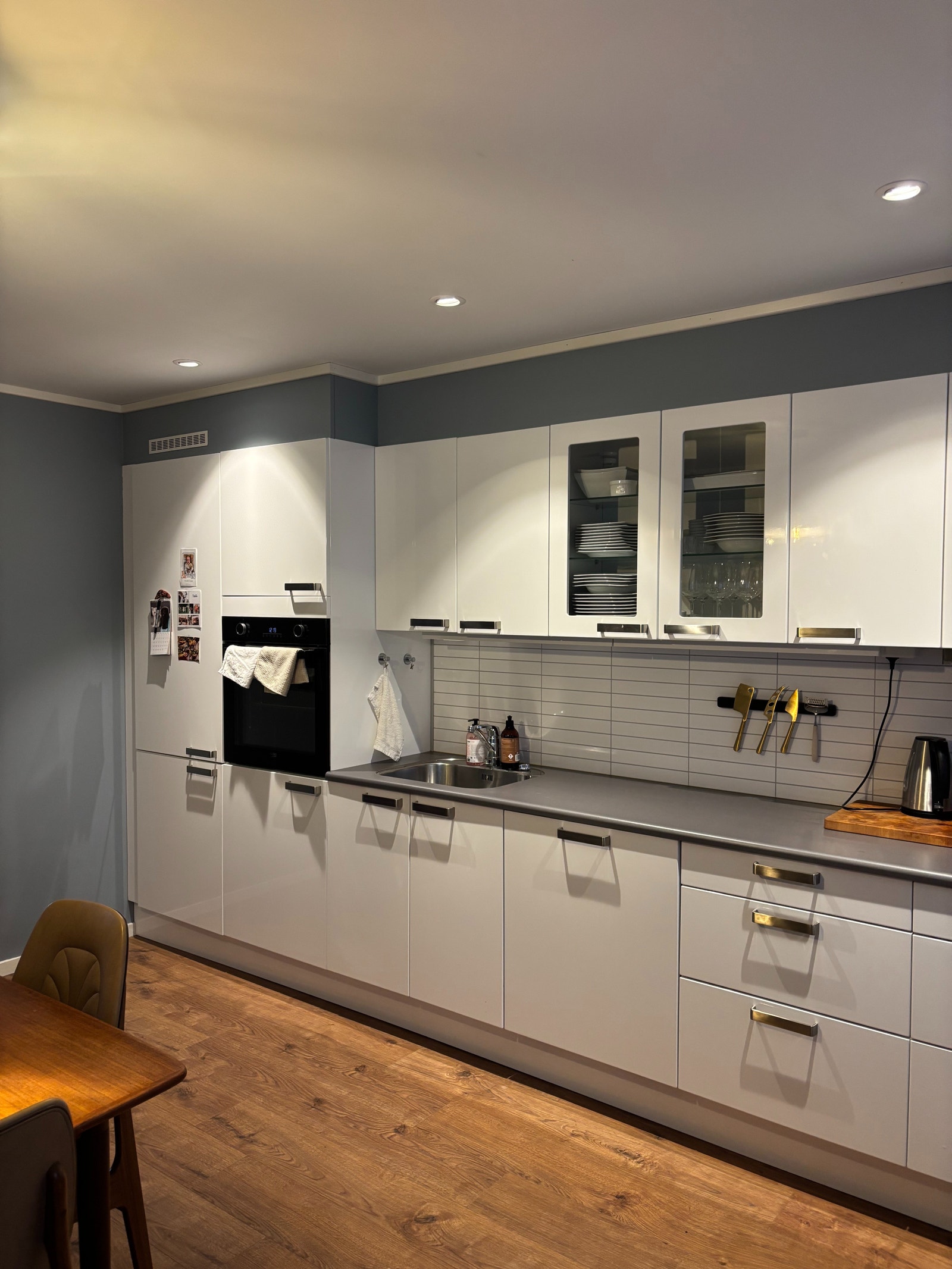 Kjøkken med inkluderte hvitevarer, som kjøleskap, fryser, komfyr, kokeplate og oppvaskmaskin Galleribilde