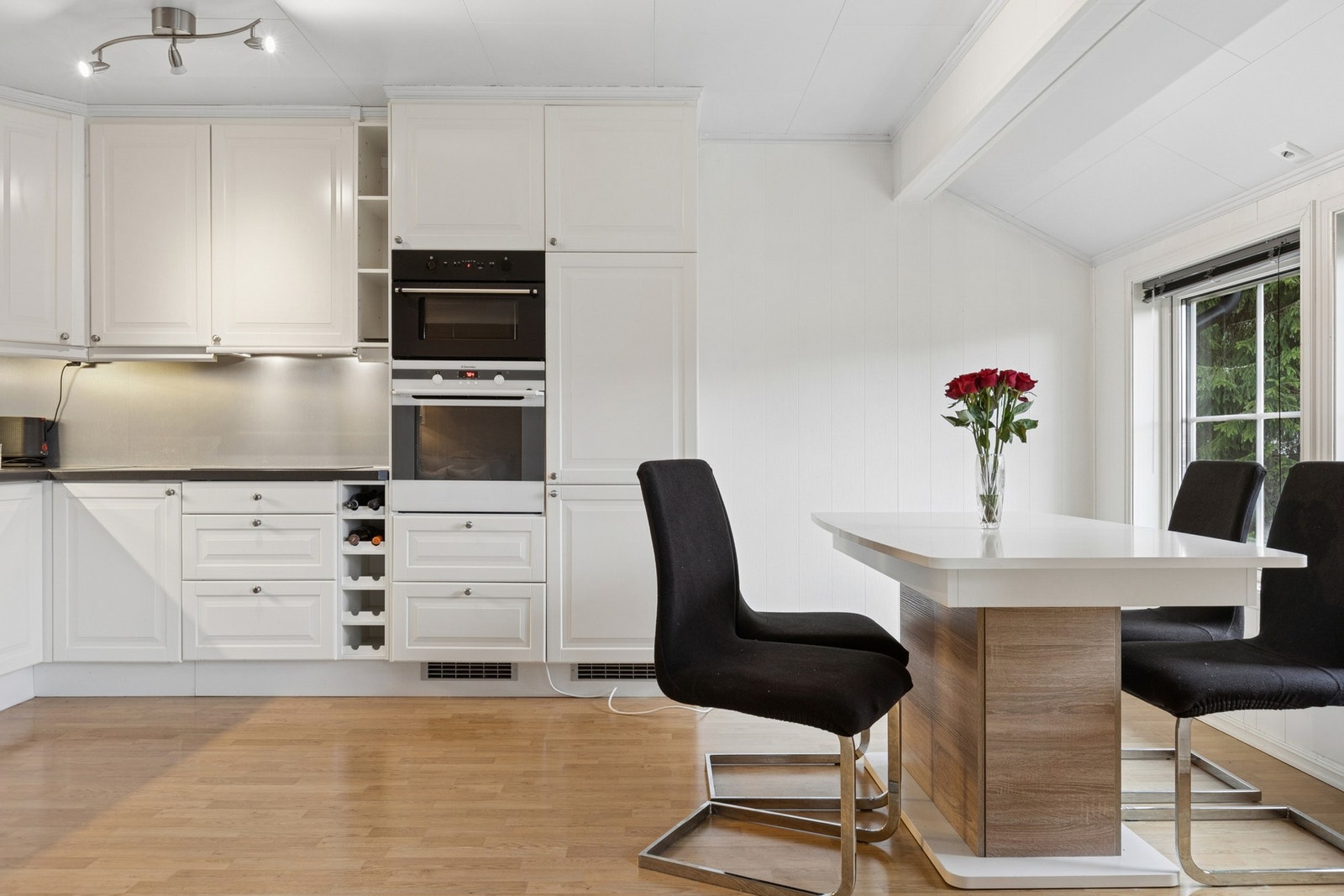 Den åpne planløsningen skaper en naturlig flyt mot spiseplassen og stuen, og gir et rom som er lett å trives i. Galleribilde