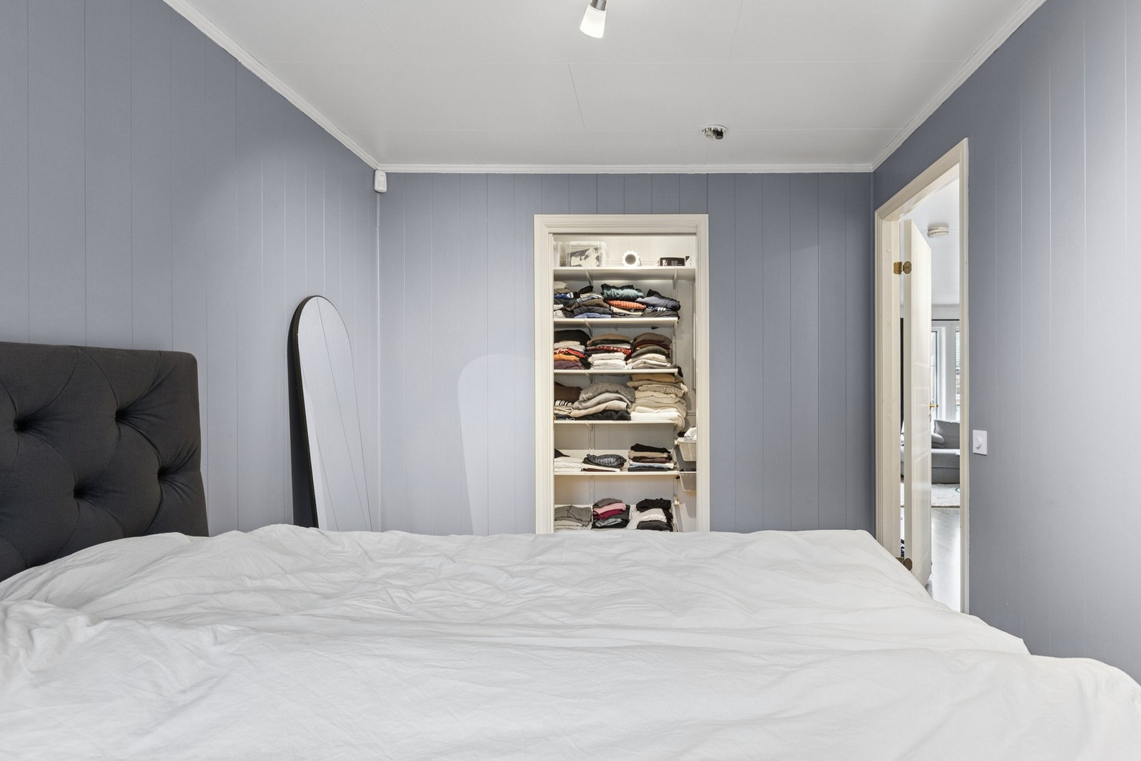 Rommet har god plass til dobbeltseng og tilhørende møblement. Galleribilde