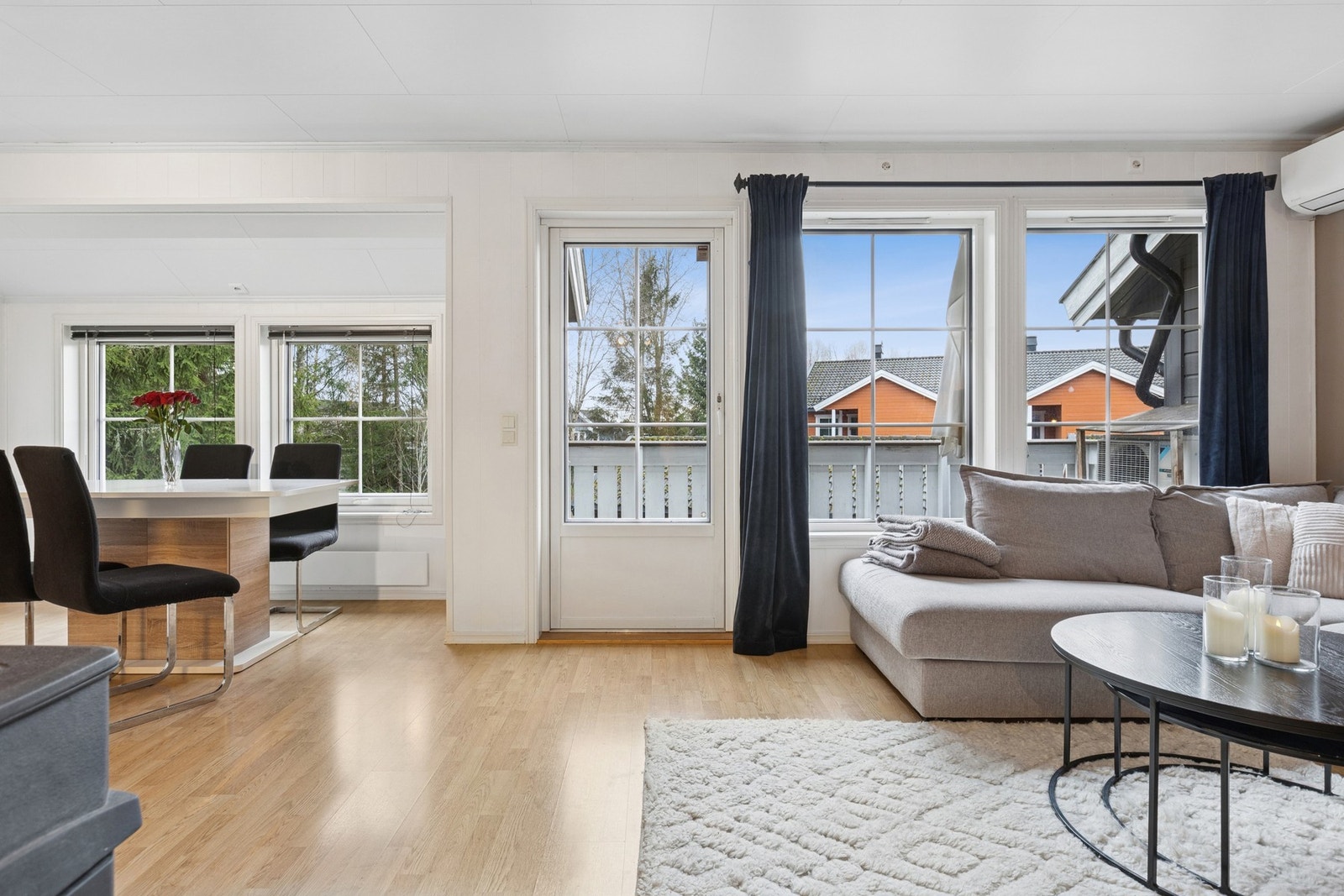 Rommet har en god møbleringsplan med plass til både sofagruppe og TV-løsning. Galleribilde