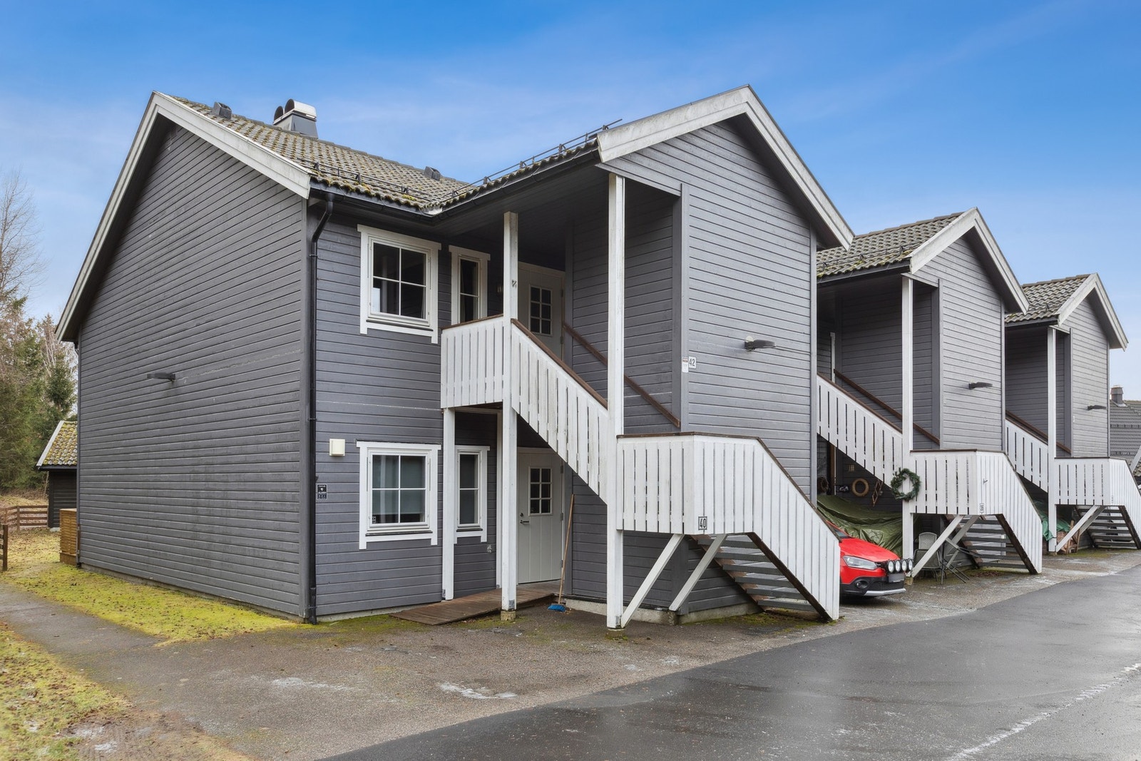 Denne lyse og innbydende 3-roms endeleiligheten byr på en gjennomført og praktisk planløsning med gode lysforhold og en trivelig atmosfære. Galleribilde