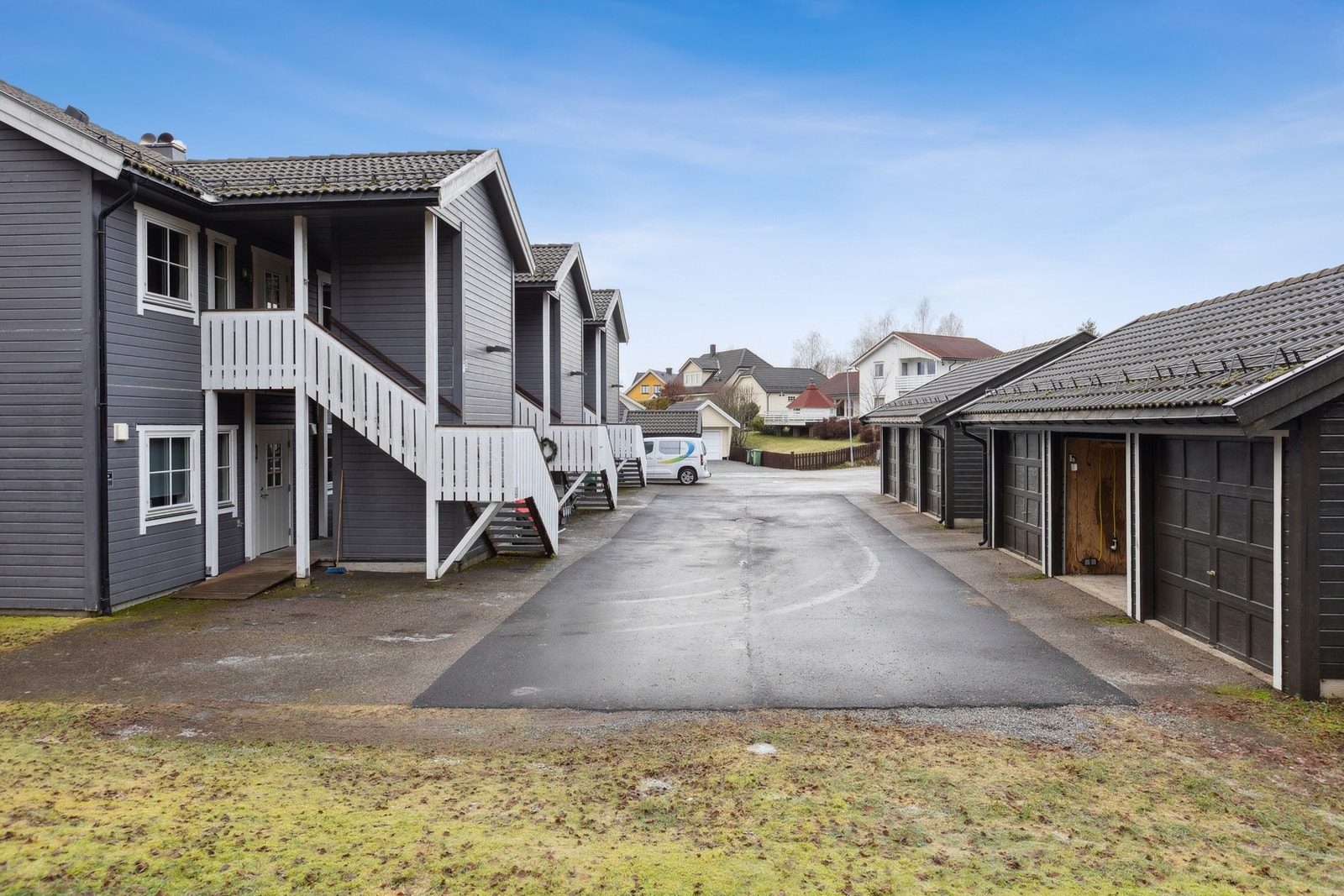 Garasjeplass og sportsbod følger med. Galleribilde