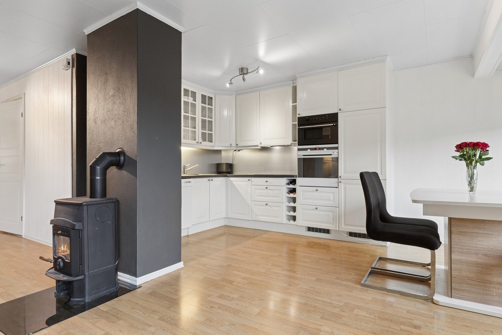 Med åpen løsning mot stuen blir kjøkkenet en sosial sone, også under matlagingen. Galleribilde