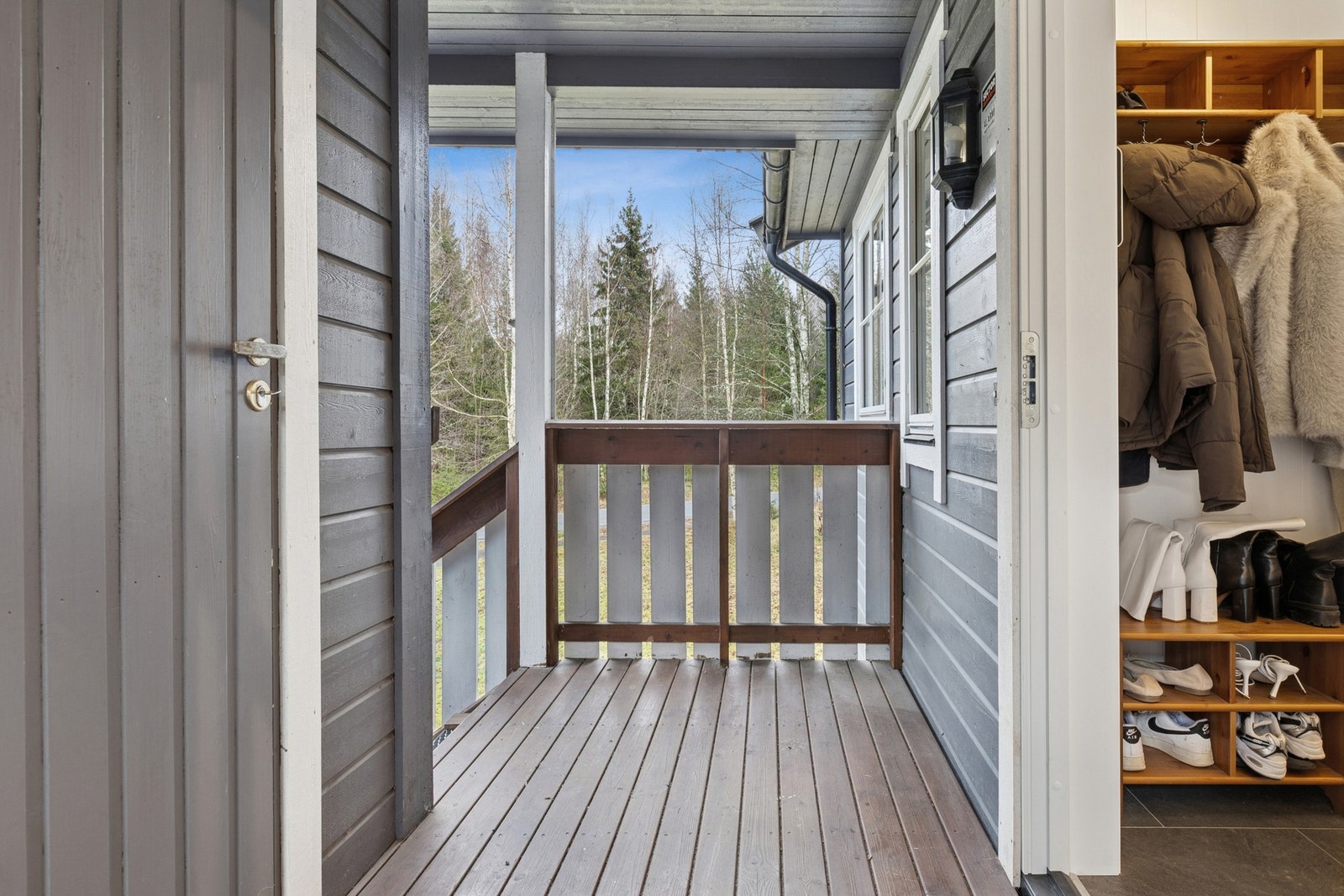 Velkommen inn i en lys og funksjonell entré med plass til både sko og yttertøy. Galleribilde