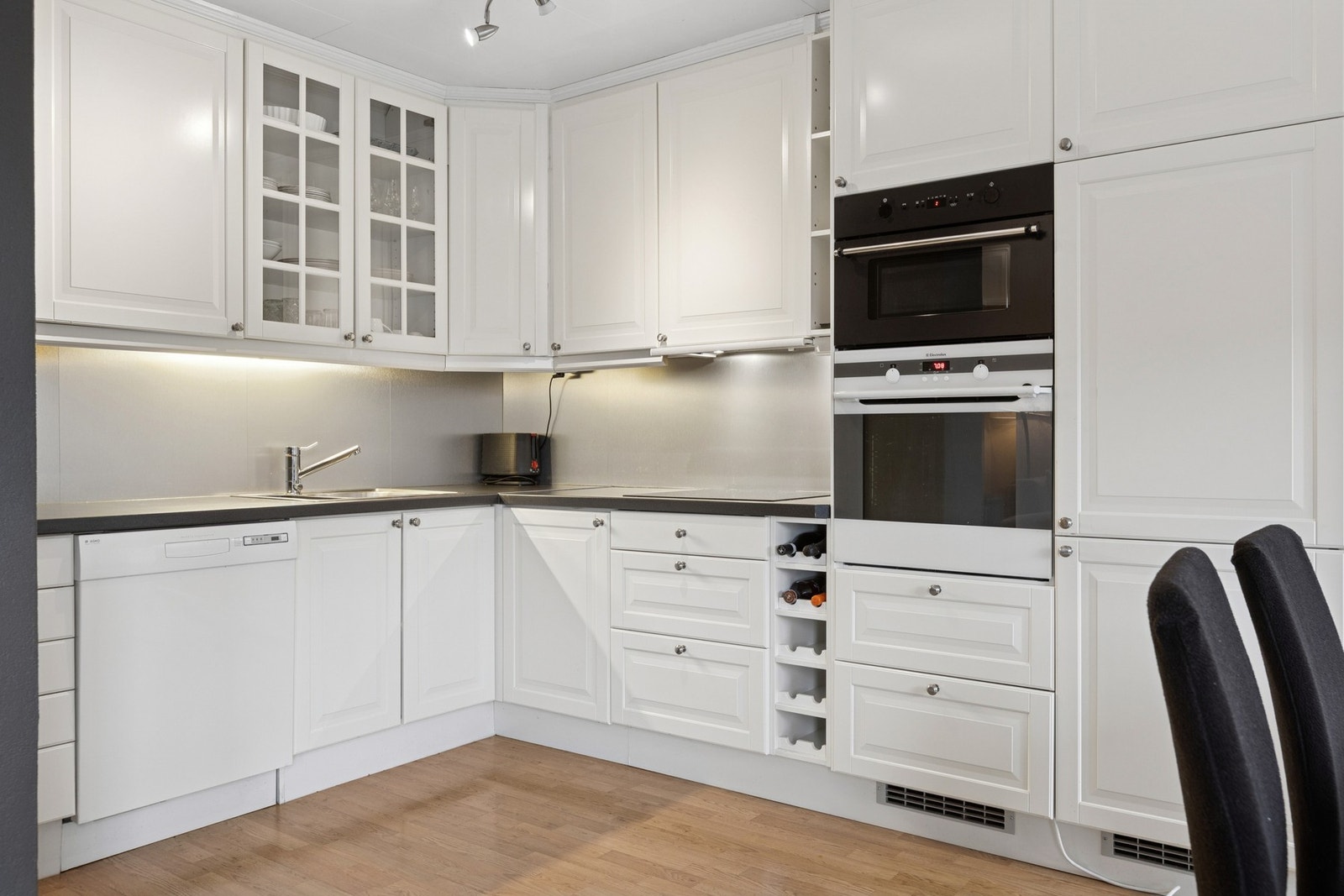 Stilrent og pent kjøkken med god skap- og benkeplass. Galleribilde