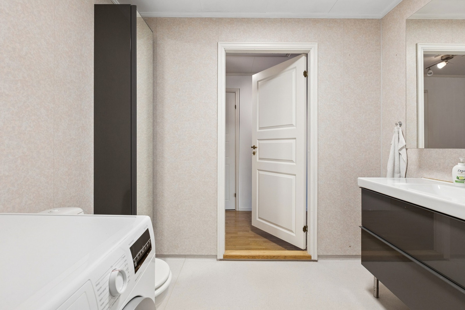 Her finner du også opplegg for vaskemaskin samt en nyere varmtvannsbereder fra 2021. Galleribilde