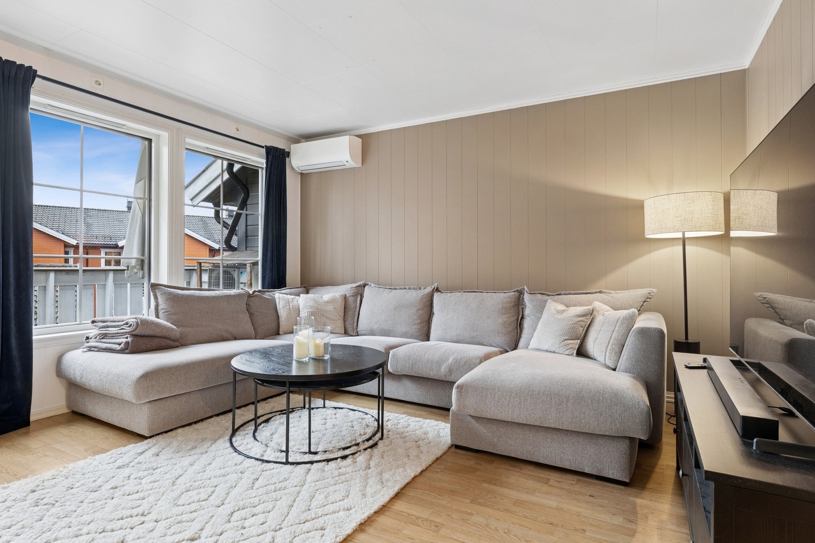 Fra stuen er det utgang til den solrike balkongen, som forlenger rommet. Galleribilde