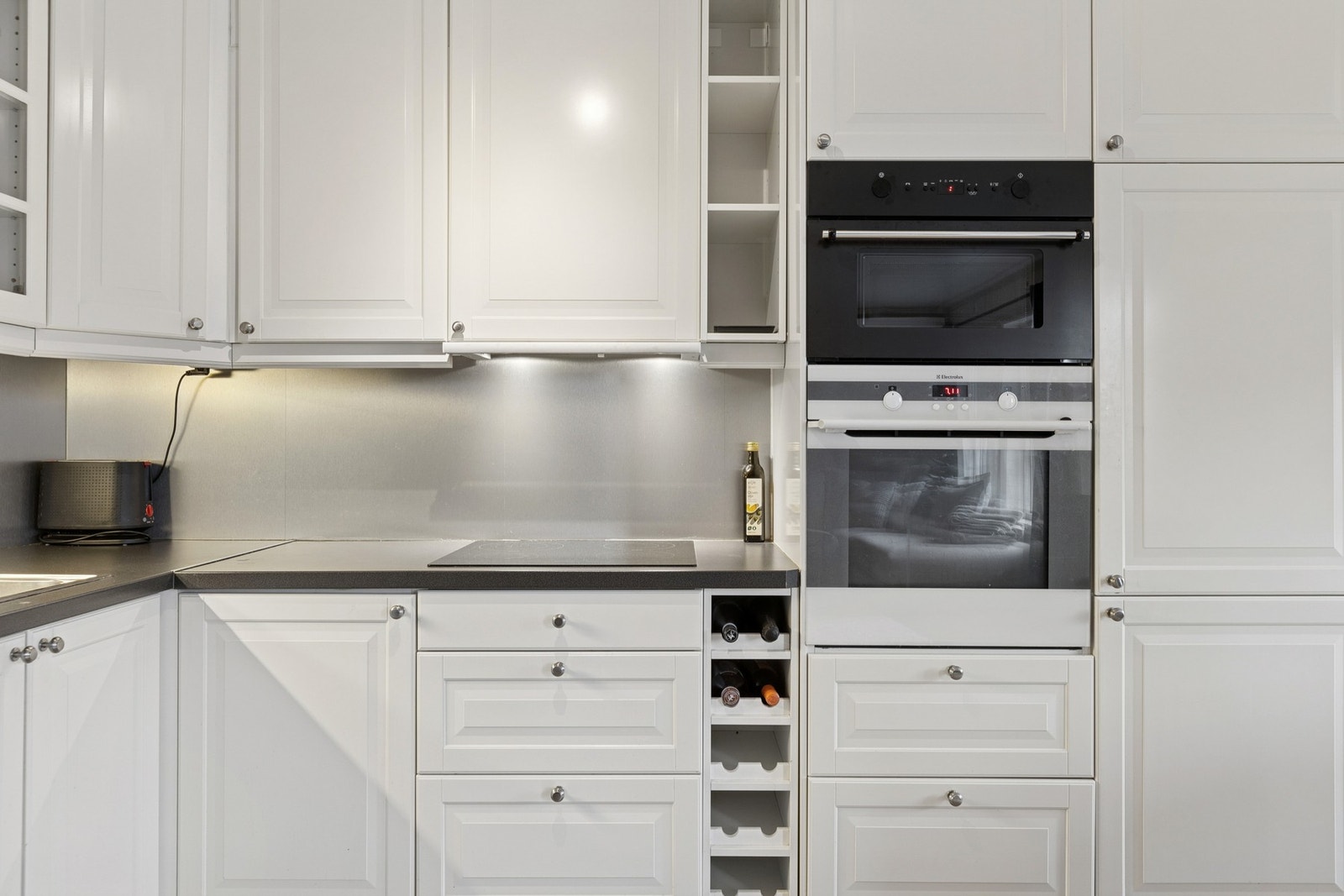 Innredningen har klassiske, hvite fronter og integrerte hvitevarer som gjør løsningen både moderne og funksjonell. Galleribilde