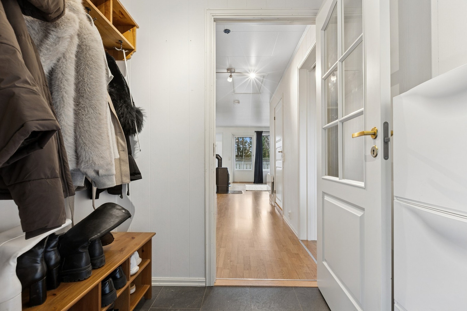 Rommet har en praktisk utforming som gjør det enkelt å holde orden, og du har direkte tilgang videre til gang og oppholdsrom. Galleribilde