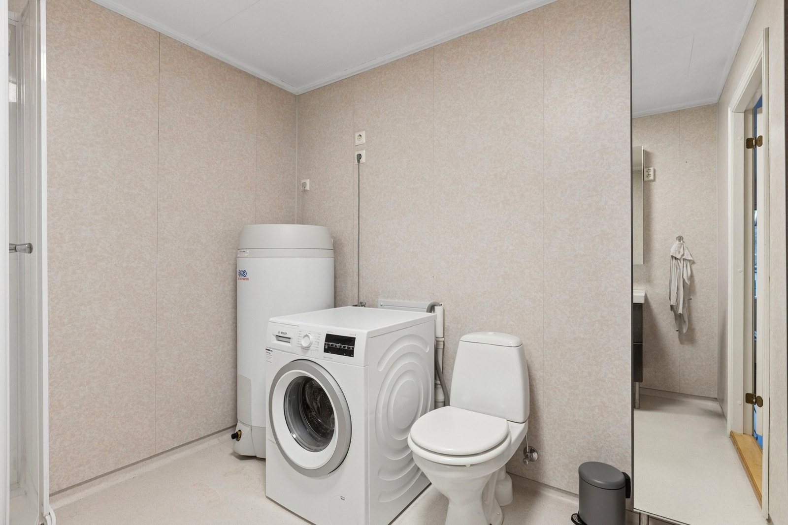 Lyse overflater og god planløsning gjør rommet lett å holde ryddig og funksjonelt i hverdagen. Galleribilde