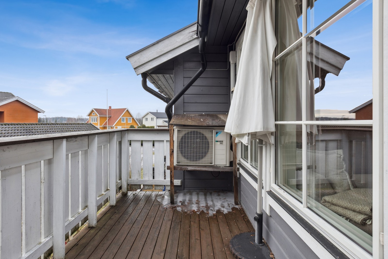 Balkongen har god plass til sittemøbler og grill. Galleribilde