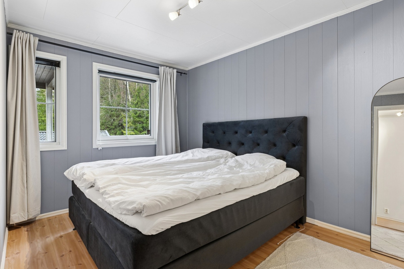 Hovedsoverommet er romslig og har et praktisk walk-in-closet som gir svært god oppbevaring. Galleribilde