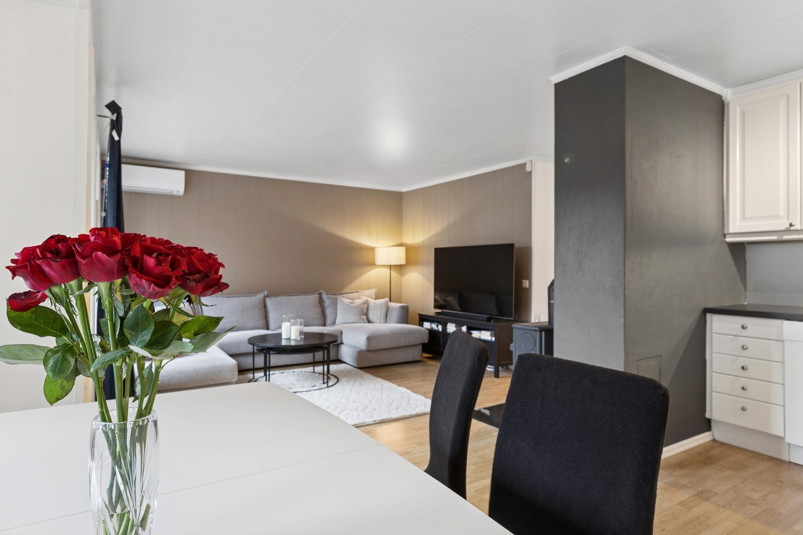 Lys og romslig stue med store vindusflater som gir rikelig med dagslys og en behagelig atmosfære. Galleribilde