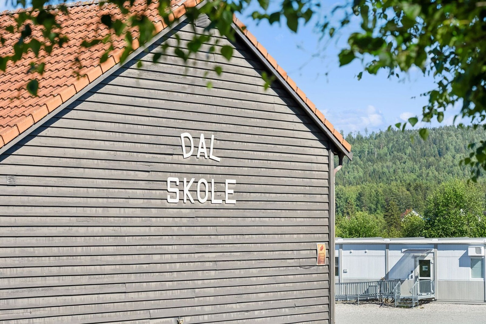 Kun 3 km til Dal skole. Galleribilde