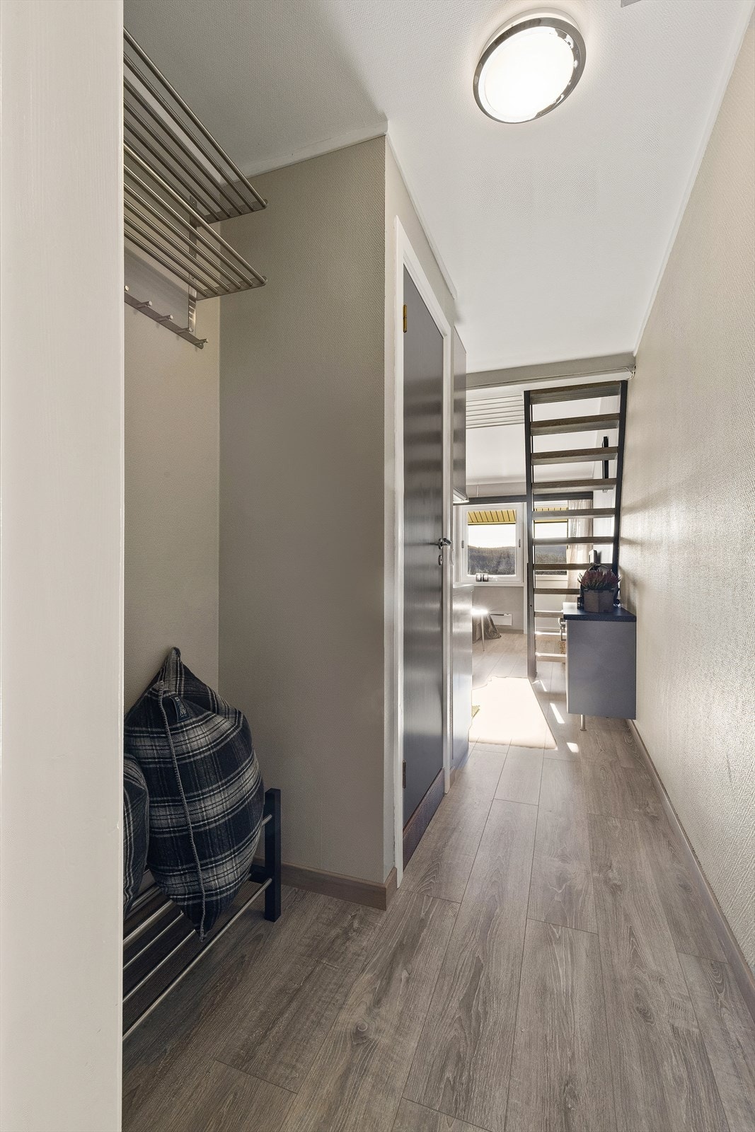 Gang med plass til klær og sko. Galleribilde