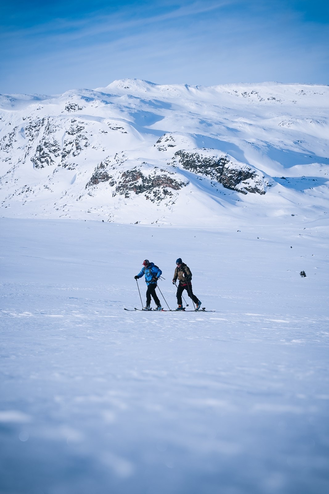 Fjellheimen er som en eneste stor invitasjon for eventyrere - spenn på topptur skiene og legg ut på tur! Galleribilde