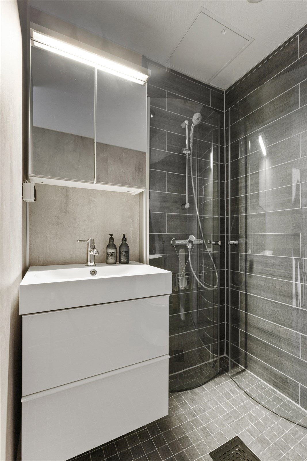 Delikat innredning og innfelbare dusjdører. Galleribilde