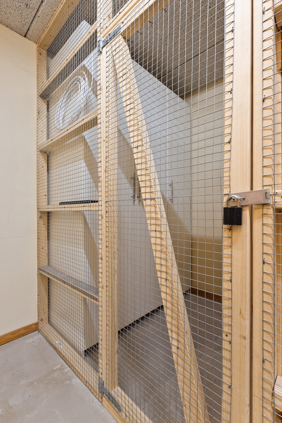 Romslig bod i felles kjeller med skap. Galleribilde