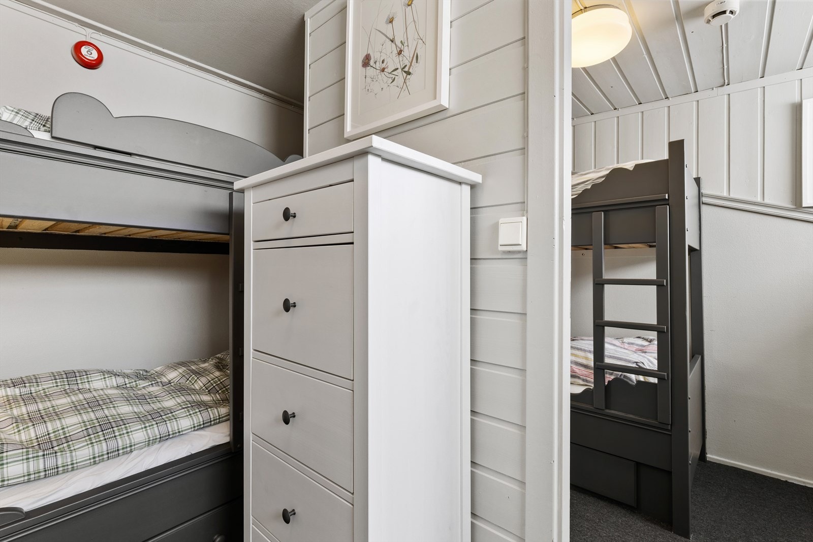 Soveplasser i køyeseng på hems og inngang til soverom. Galleribilde