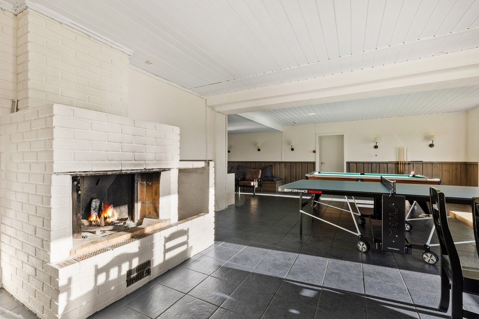 Felles peisestue lagt perfekt opp for aktiviteter for barn og voksne. Galleribilde