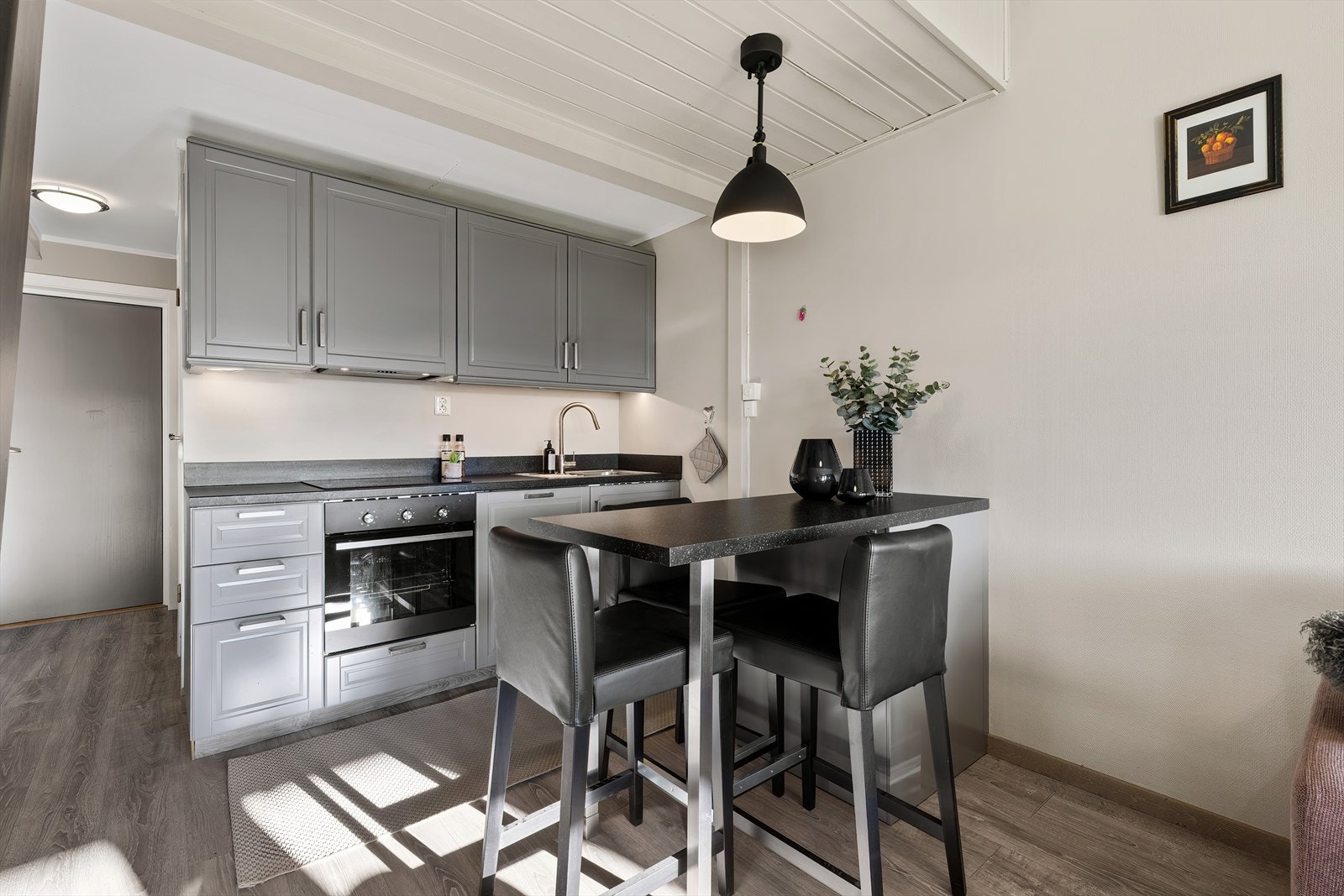 Hyggelig spiseplass i kjøkkenøyen. Galleribilde