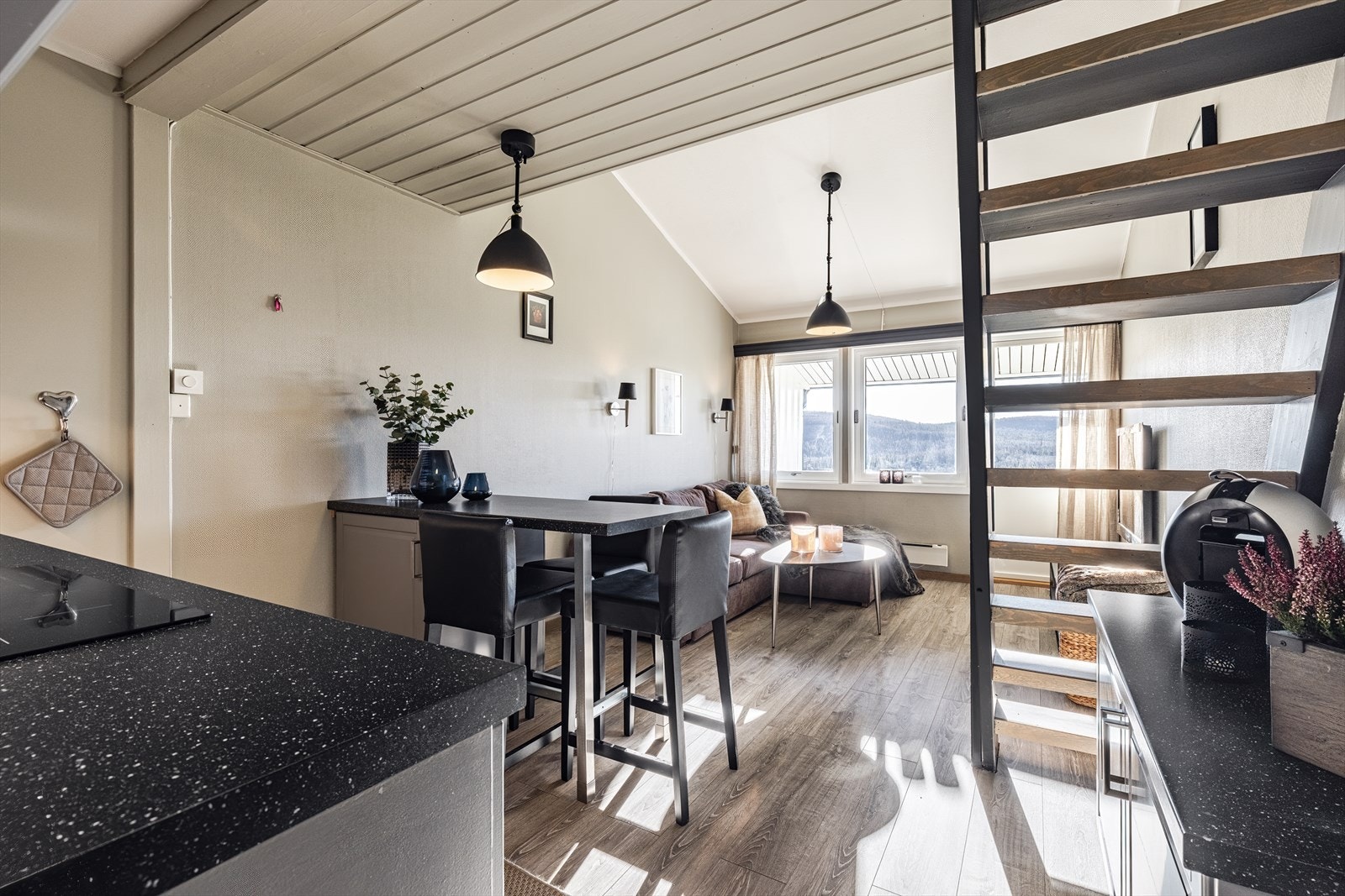 Fjellmegleren har gleden av å presentere Lykkjagutu 17 (7) - Liten flott "Skilodge" over 2 plan med solrik veranda. Galleribilde