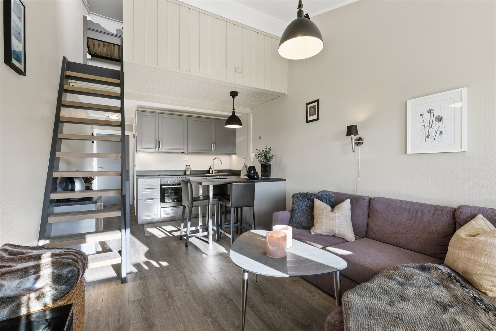 Trapp opp til hemsen med soveplasser og soverom. Galleribilde