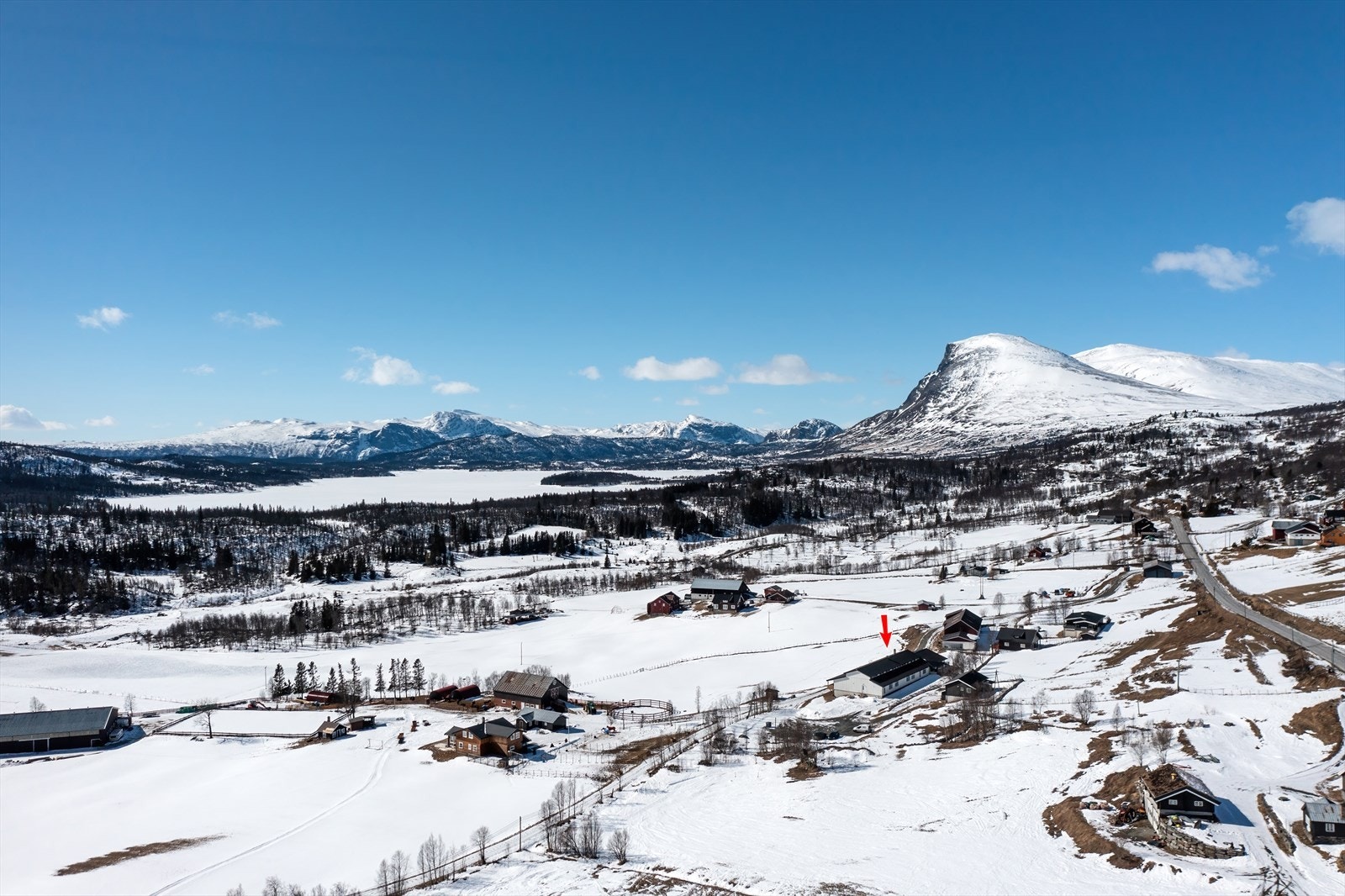 Lykkjagutu har en flott beliggenhet på naturskjønne Lykkja med kjente Skogshorn i horisonten. Galleribilde